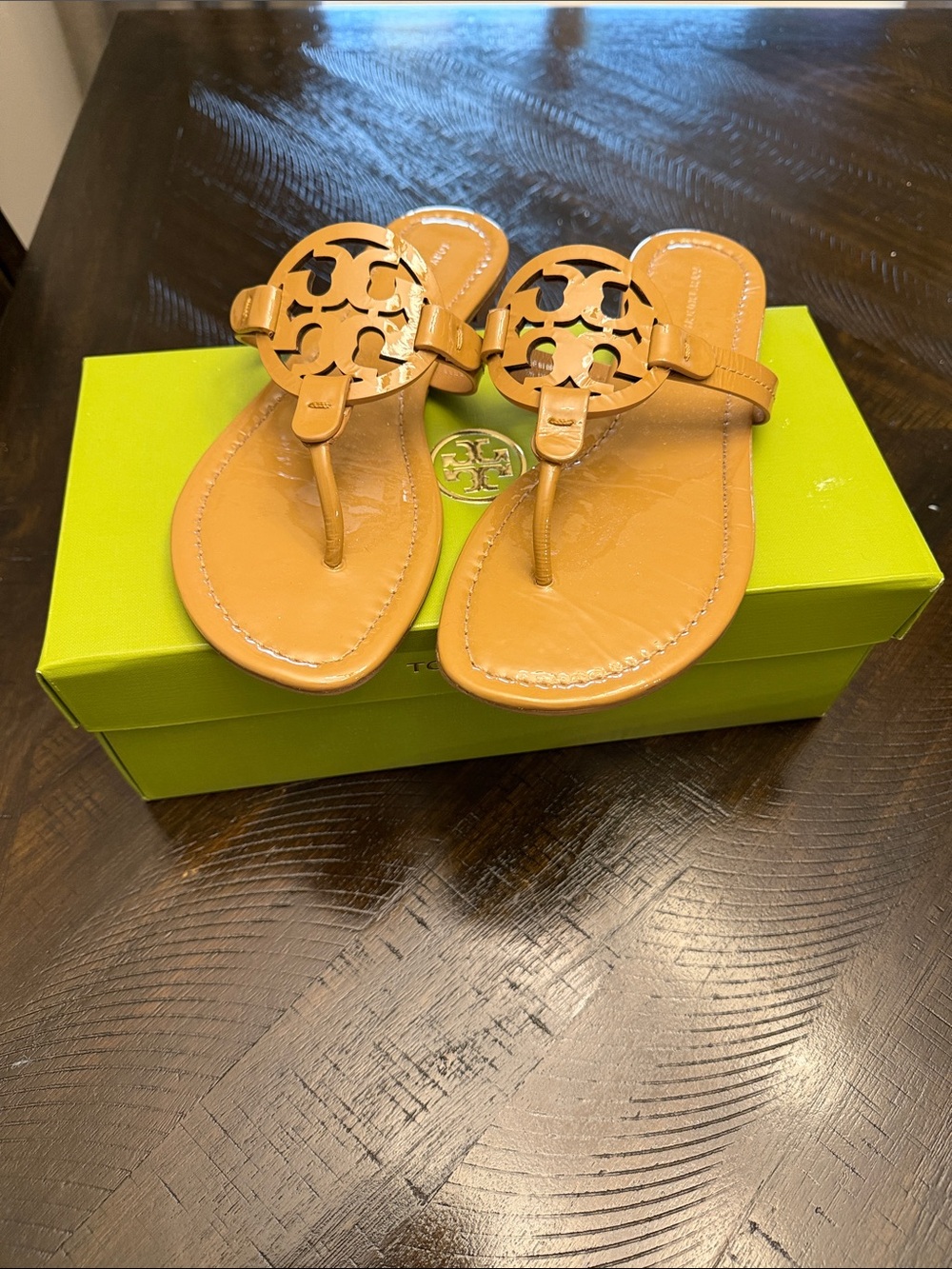 Tory Burch like new Tan Patent Leather Miller Thong Sandal